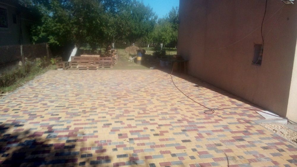 Укладка тротуарной плитки.