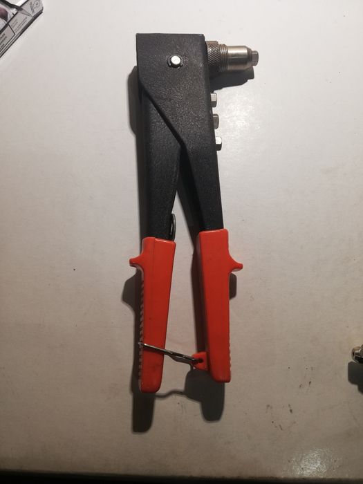 Ручний заклепувальний пістолет (заклепочник)