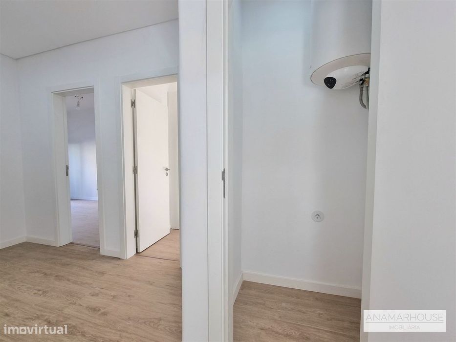 T2 totalmente remodelado com duas varandas num 1 andar, no centro da V