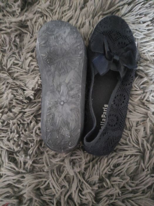 Branarowe buty-balerinki dla dziewczynki.