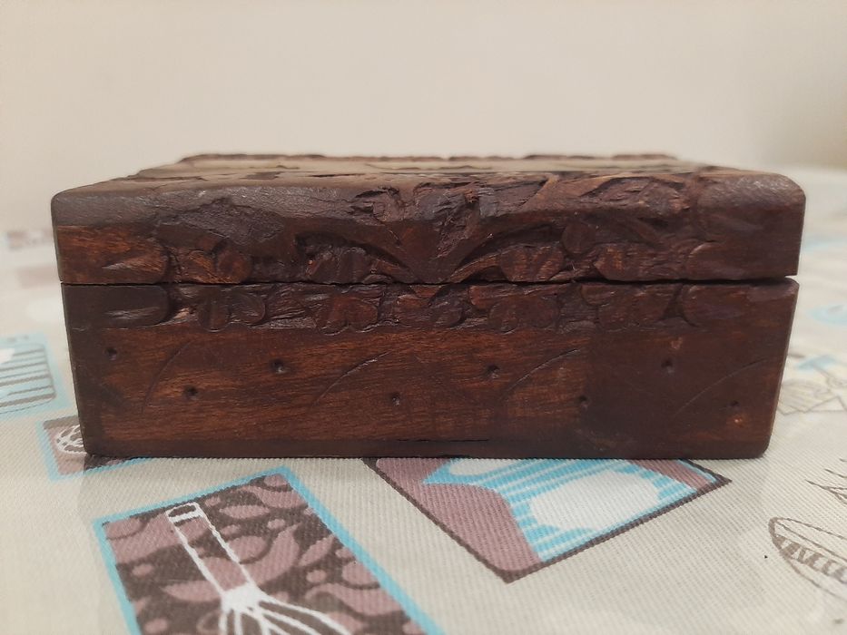 Скринька ручна робота дерев'яна індійська з різьбленням 12,5х7х5 см
50