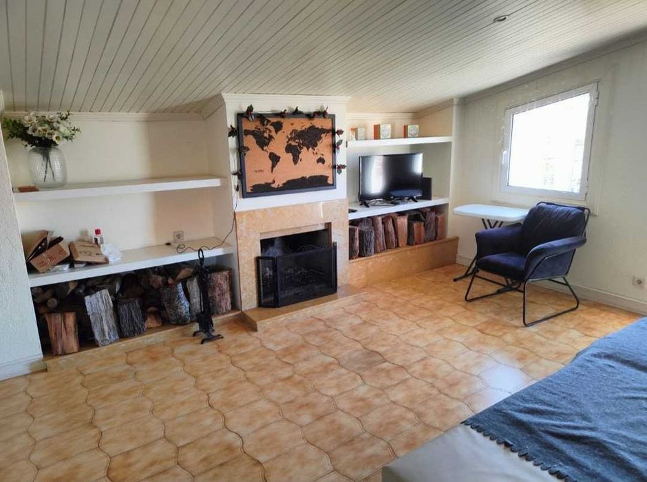 Espaçoso (140m2) T2 duplex disponível na zona de Cedofeita (Rua de Antero Quental), Porto.