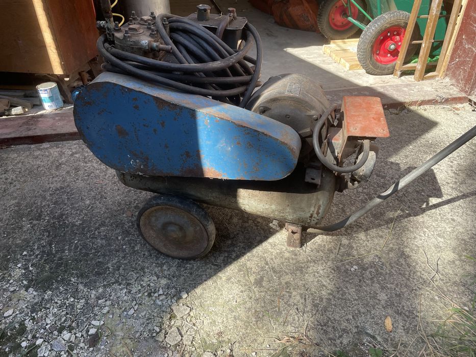 Продаю ось такий масляний компресор