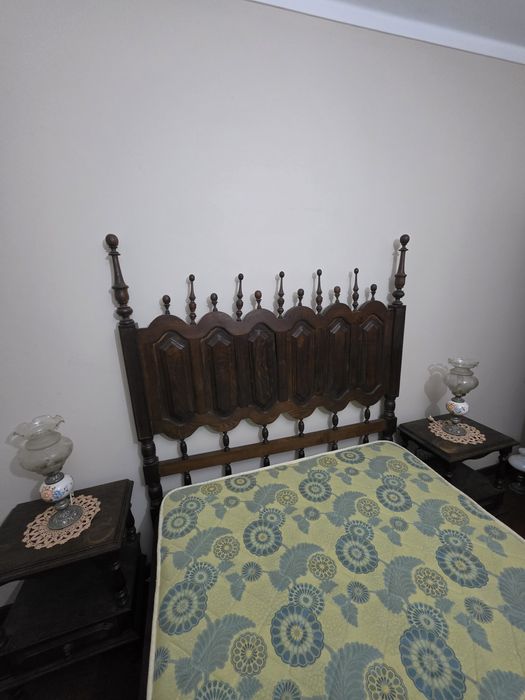 Conjunto cama, duas mesinhas de cabeceira e dois candeeiros