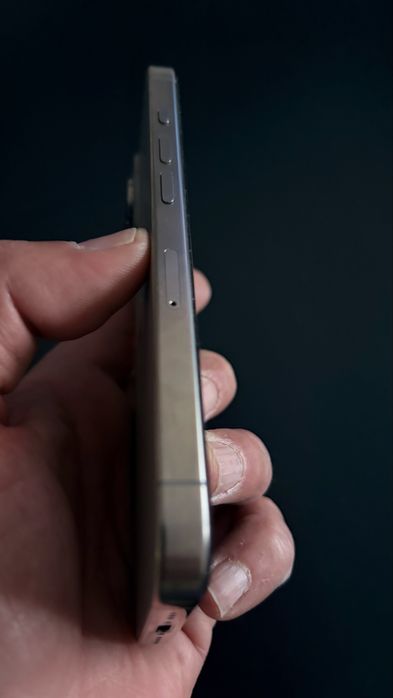 Iphone 16 Pro cinza titanium