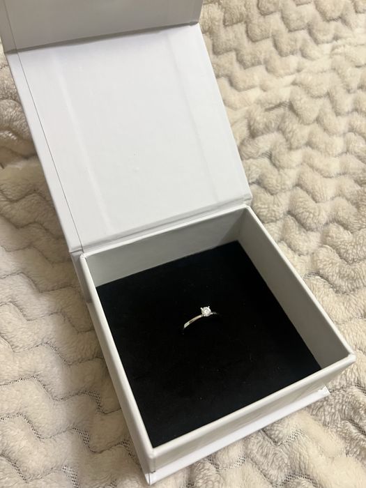 каблучка з камінчиком