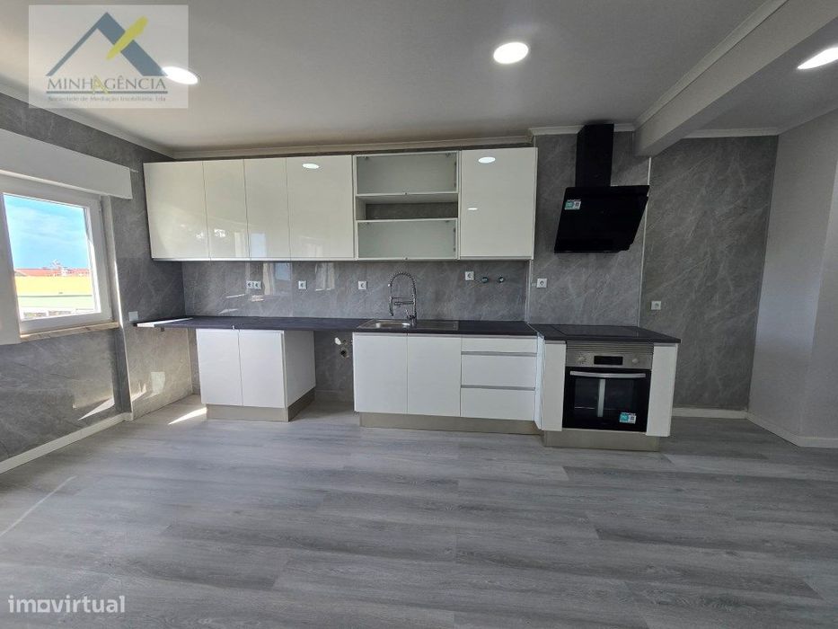 Apartamento T2 remodelado com arrecadação em Setúbal