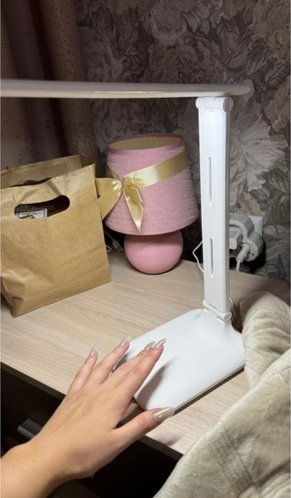 Лампа настільна біла