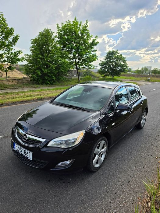 Opel Astra Opel Astra 2011 benzyna