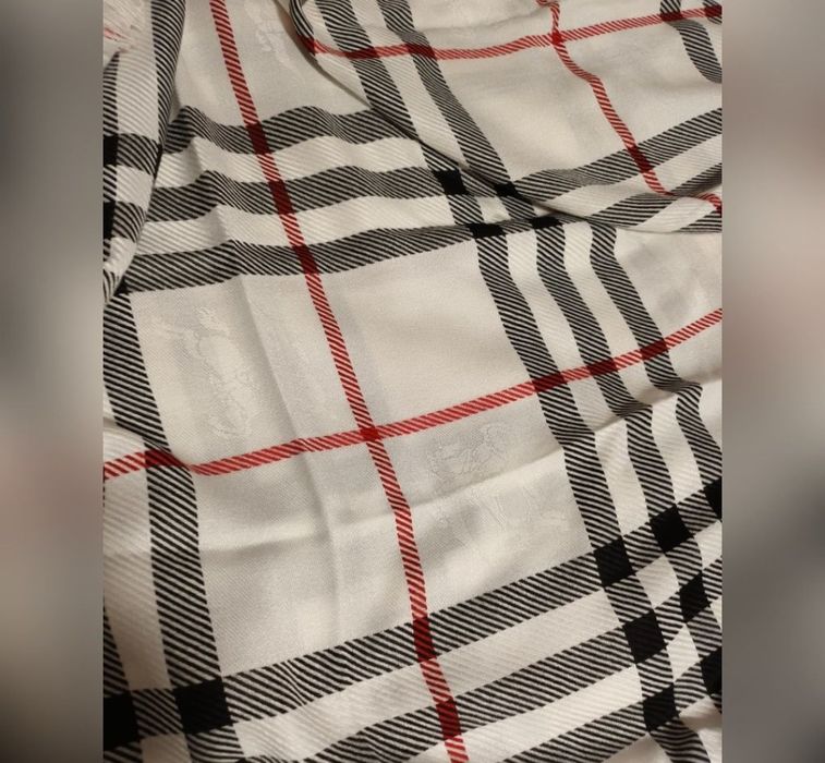 Przepiękna duża chusta Burberry
