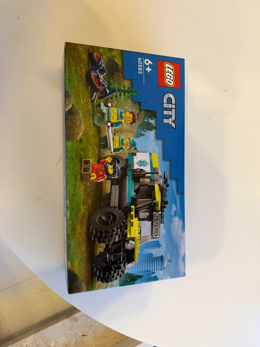 LEGO City 40582 Terenowa karetka z napędem 4x4