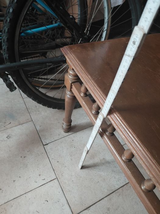 Mesinha antiga de madeira para sala de estar