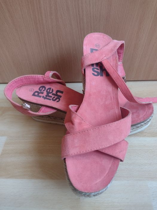 Sandały na koturnie