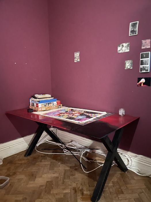 Mesa de jantar de vidro quebrado