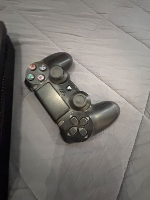 PlayStation 4 com comando incluído