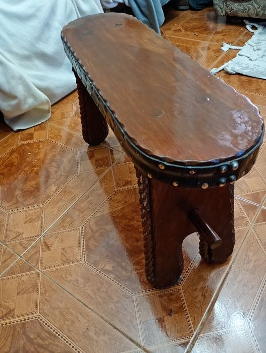 Banco pousa pés  este banco e feito em madeira de eu calipto vermelho com decorações em corda .peça única.