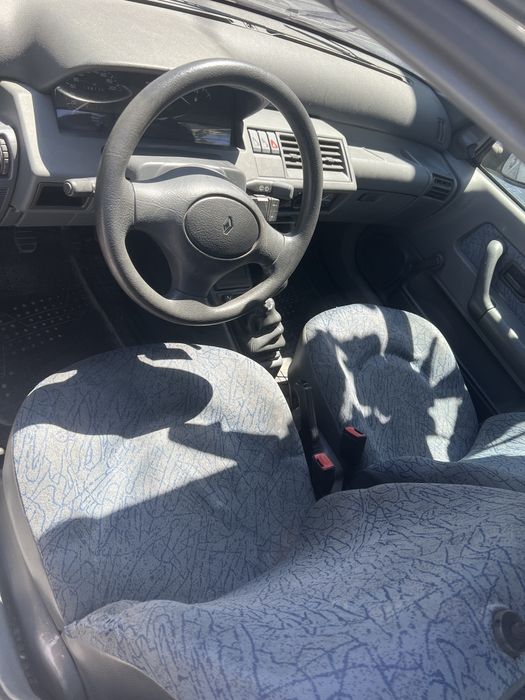 Automovel a gasolina -Renault Clio -