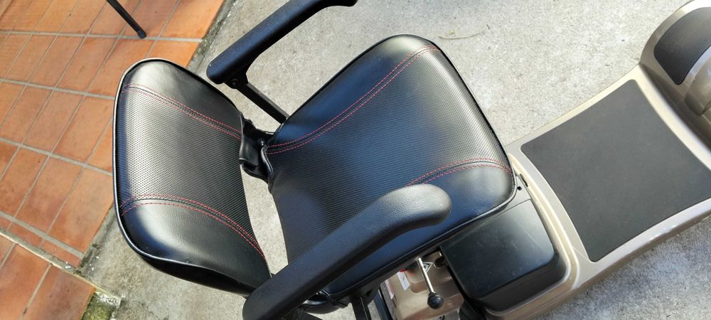 "scooter" para pessoas idosas ou com dificuldade de locomoção, a motor