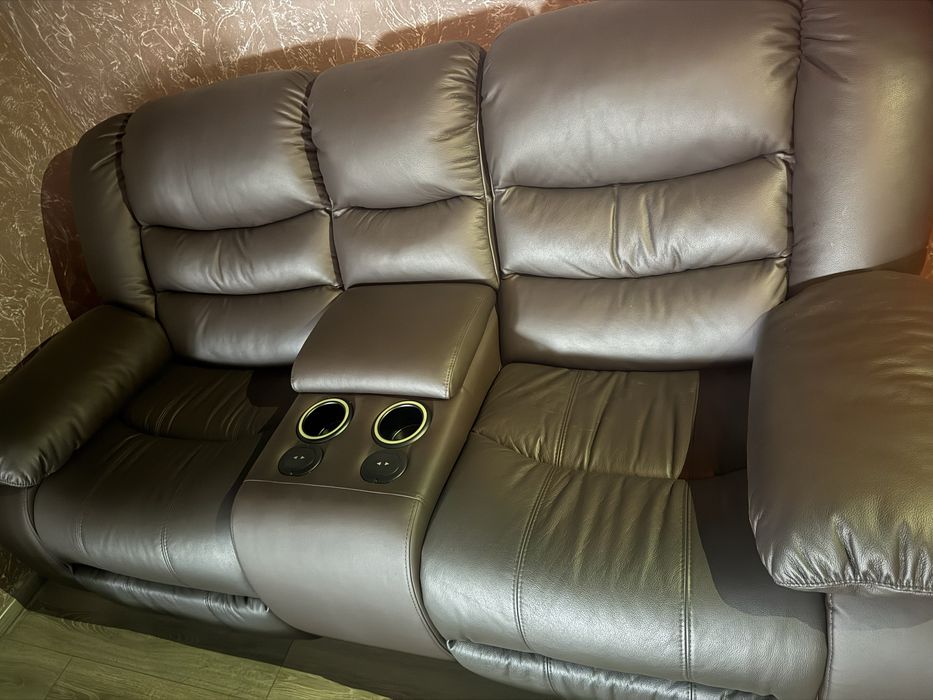 Шкіряний диван -реклайнер електропривід