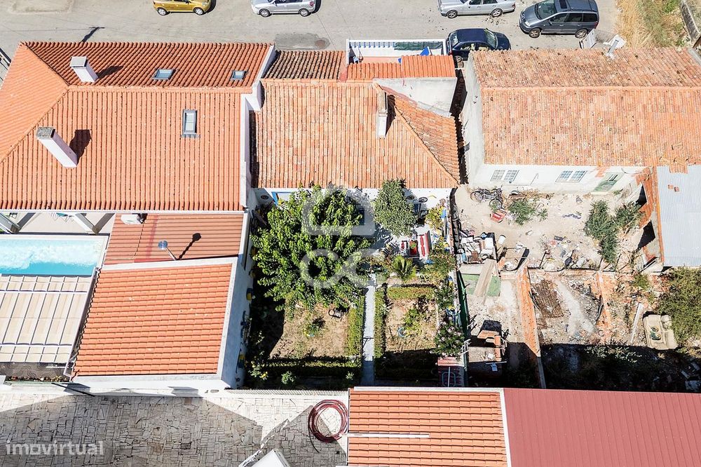 Moradia T3 c/ Quintal, Terraço e Aproveitamento de Sótão nos Canaviais
