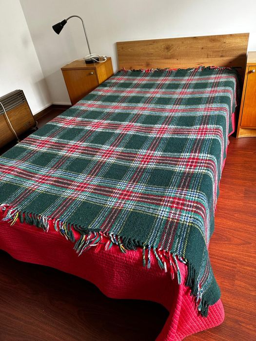 Cama com colchão (corpo e meio)
