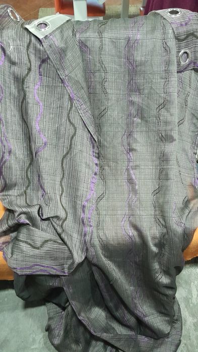 Jogo de cortinas lilas e pretas