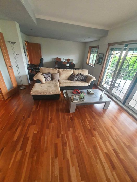 Apartamento T2 mobilado e equipado, com piscina e Box fechada completamente novo
