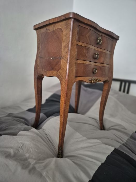 Elegancka szafka ludwikowska – styl Ludwik XV, drewno