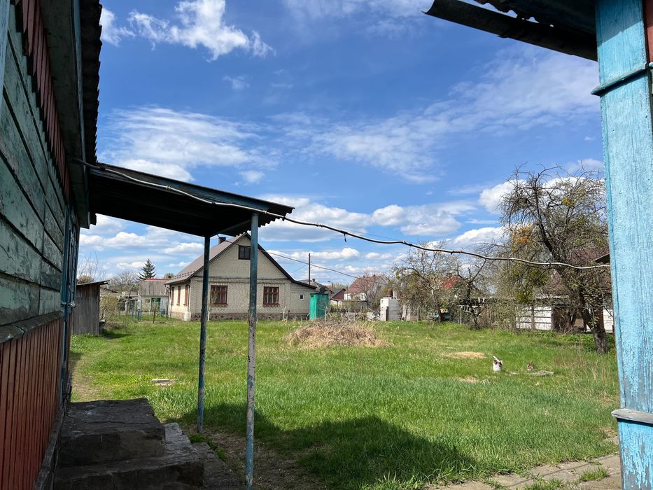 Будинок з ділянкою в центрі Маневич