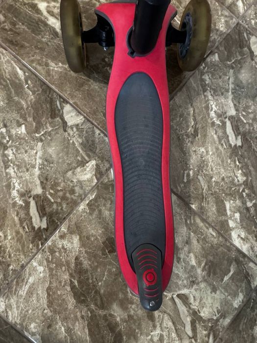 Самокат Globber Elite Lights червоний