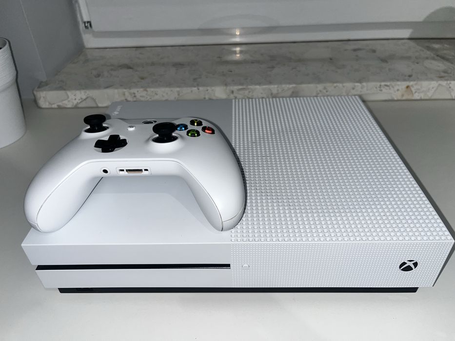 Konsola Xbox one s 1tb z dwoma padami