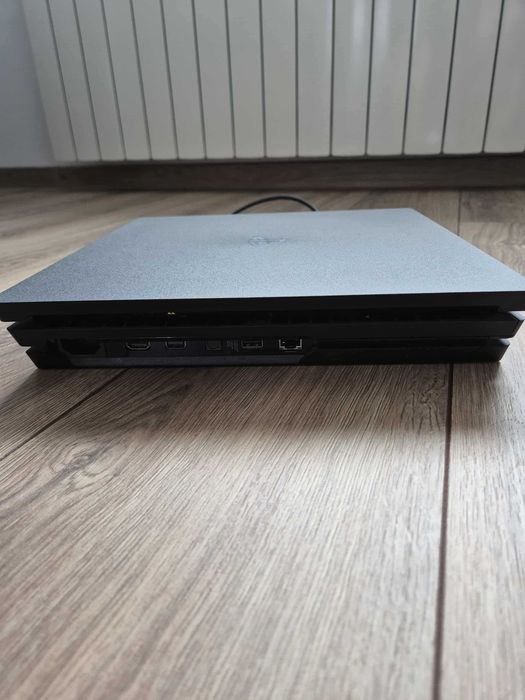 PlayStation 4 Pro 1Tb + 2 Pady ze stacją ładującą + 2x Move