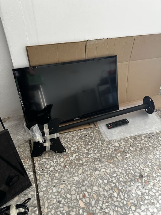 TV LCD 32" c/ suporte de teto