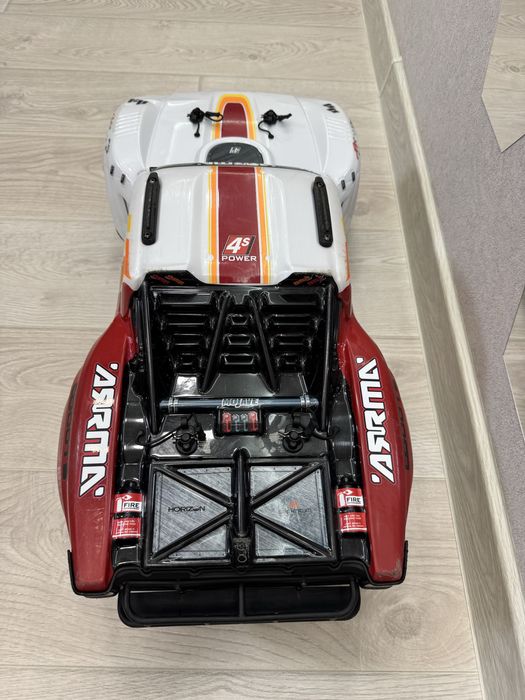 Машинка на радиоуправлении Arrma 1/8 MOJAVE 4S 4X4