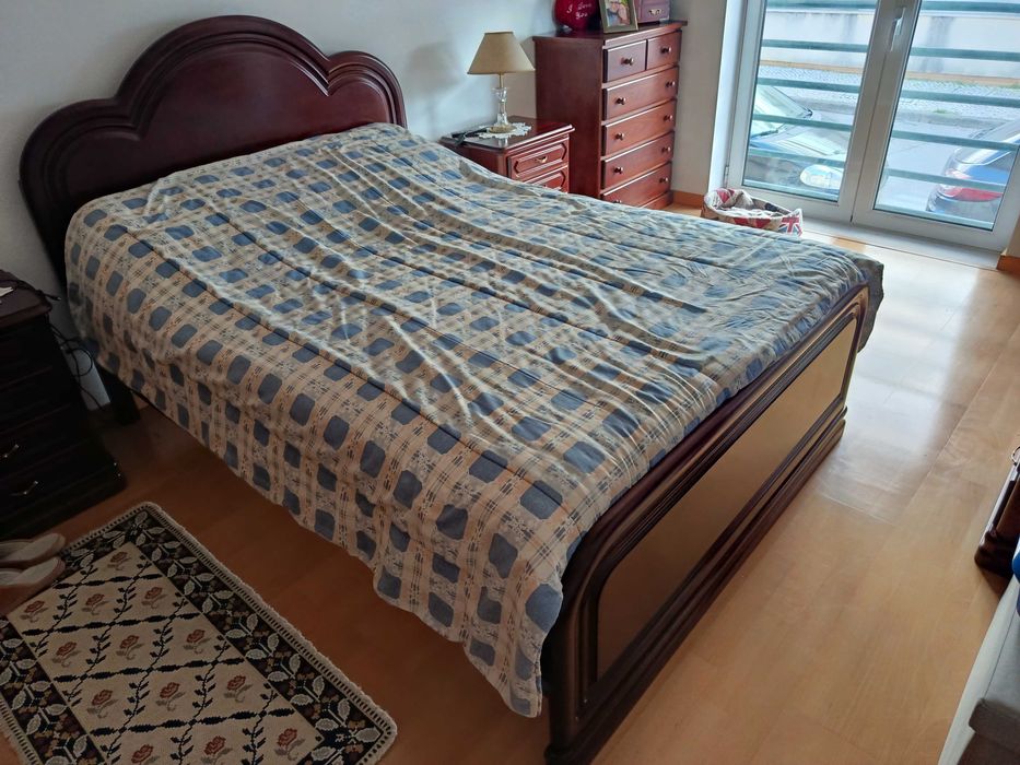 Cama casal em mogno 2,00x1,04 com colchão