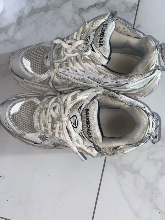 Білі кросівки balenciaga runner
