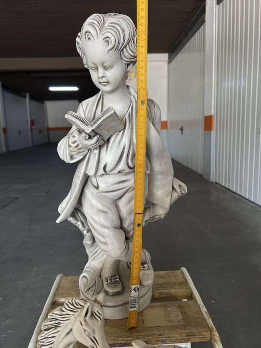 Estatuetas colecionaveis  cavalos e menino estudioso