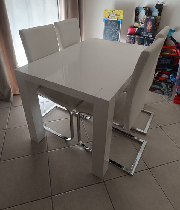 Mesa de Jantar + 4 Cadeiras