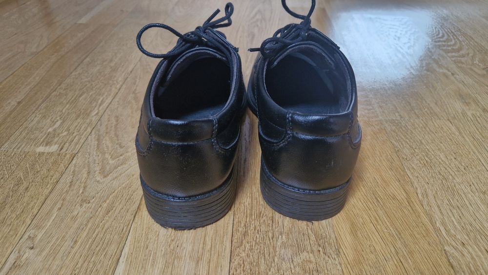 Buty skórzane dla chłopca czarne r. 35 pasek skórzany Gap gratis