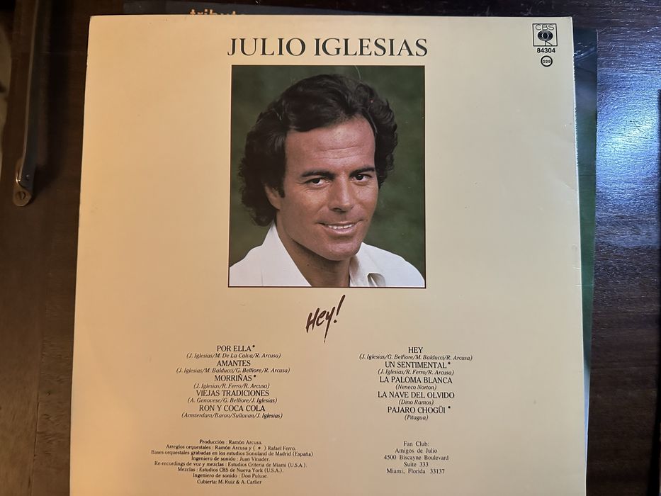 2 Discos Vinil Júlio Iglesias – “Hey!” + “Tributo a Julio Iglesias” | LPs Originais