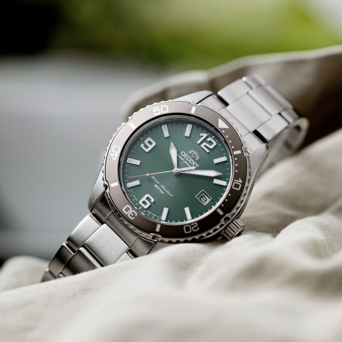 Orient Kamasu SOLAR RA-WJ0001E (39.9 mm) 200 m. WR, safira
