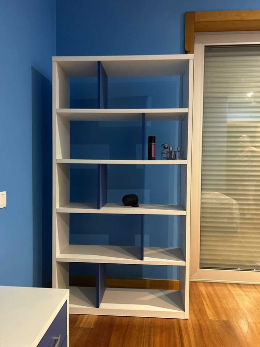 Quarto jovem - Cama, Estante; Mesa de cabeceira.