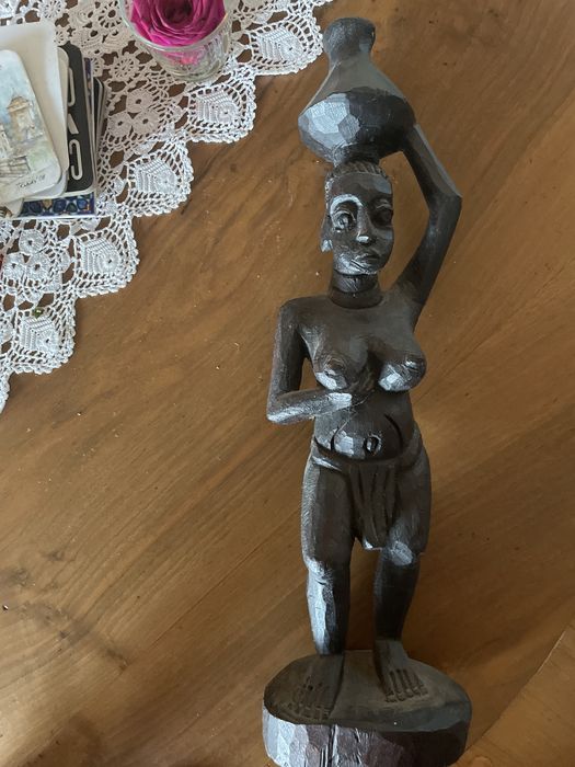 Afrykańska figurka kobieta z dzbanem na głowie