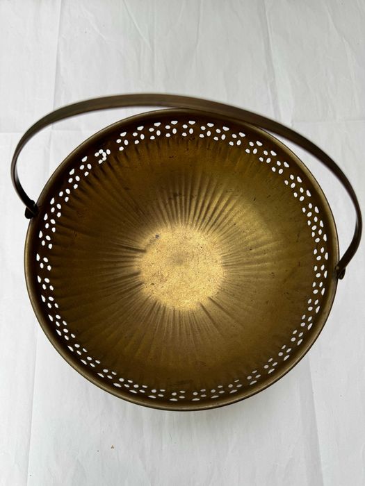 Różne ozdobne wyroby z mosiądzu