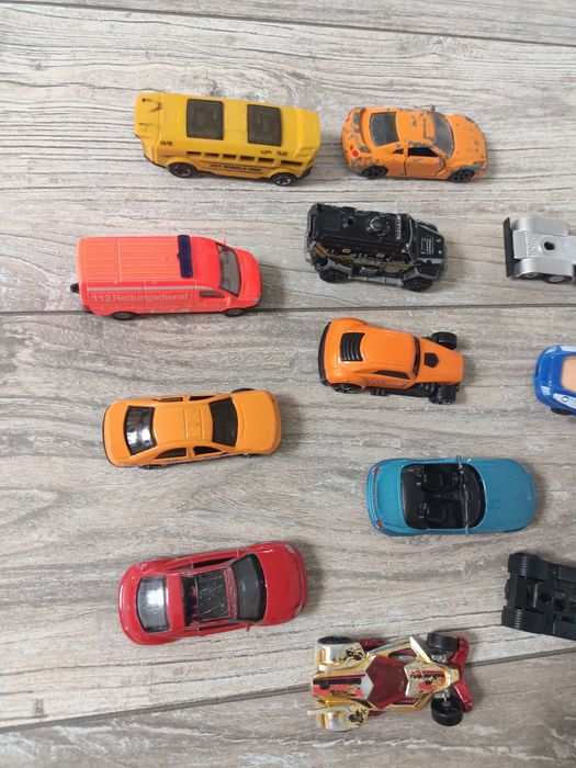 Zestaw 12 aut metalowych hot wheels welly