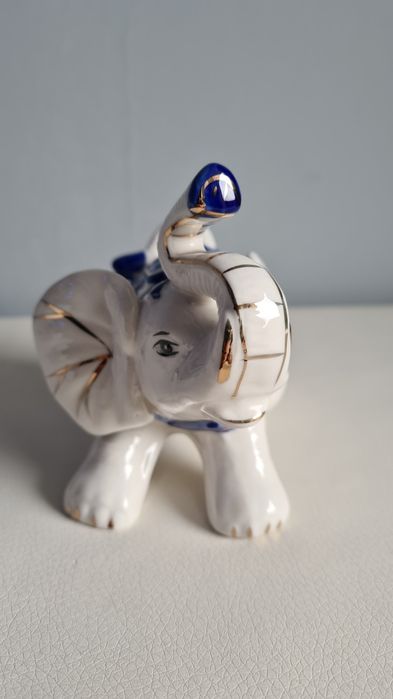 Porcelanowy słonik z siodłem – figurka dekoracyjna