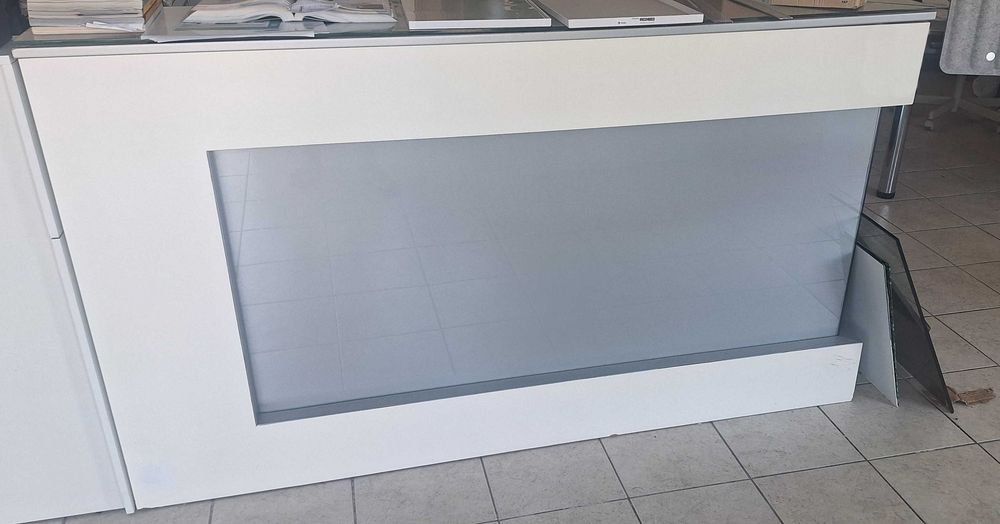 Vendo balcão de loja, do formato L, com as medidas 2x2metros com 1,15metros de altura. Com vidros e modulo de gavetas.
