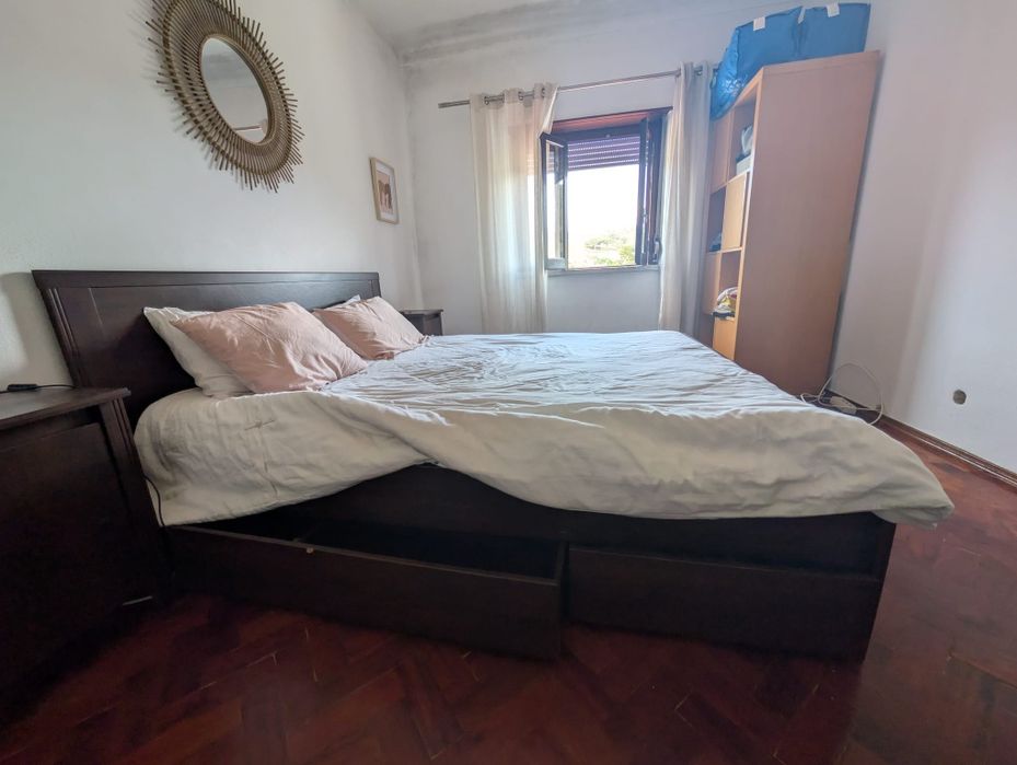 Cama 1,60x2,00 com colchão, estrado e gavetões + mesas de cabeceira