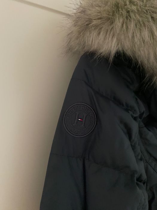 Granatowa puchowa kurtka z kapturem Tommy Hilfiger XS