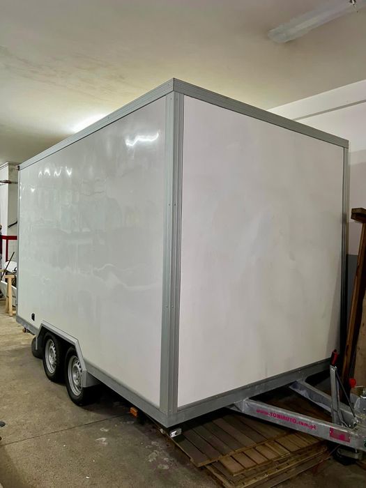 Reboque espaçoso como novo